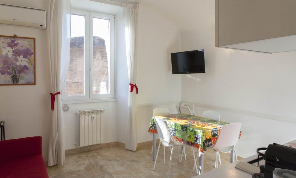 TV and multimedia, Living room, Seating area, Dining area