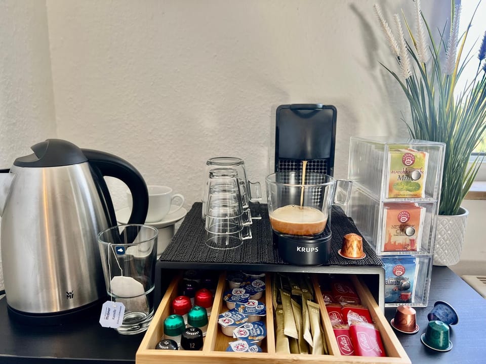 Coffee/tea facilities, Food and drinks, Food