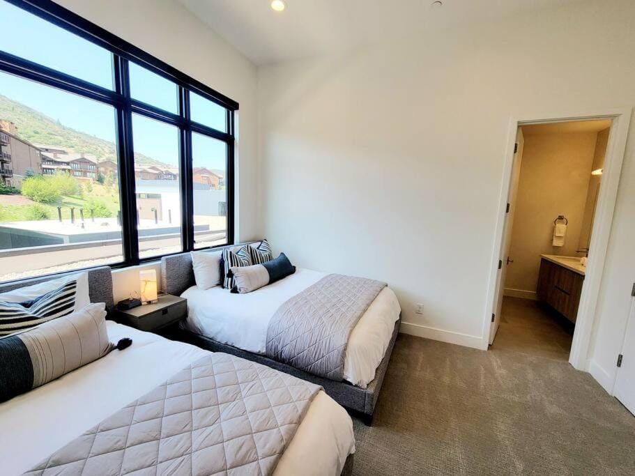 Perfect Hot Tub, Seconds from Skiing, Heated pool! House in Wasatch County