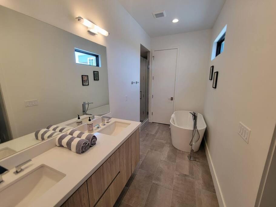 Perfect Hot Tub, Seconds from Skiing, Heated pool! House in Wasatch County