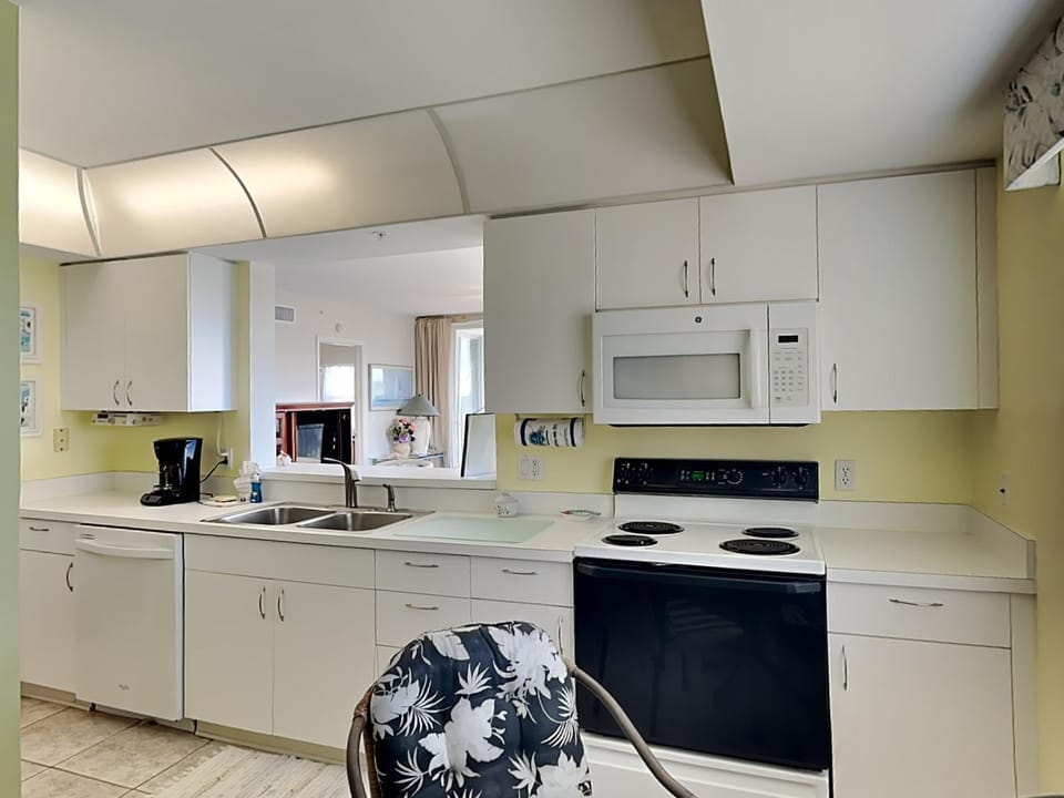 Coffee/tea facilities, Kitchen or kitchenette, microwave, stove