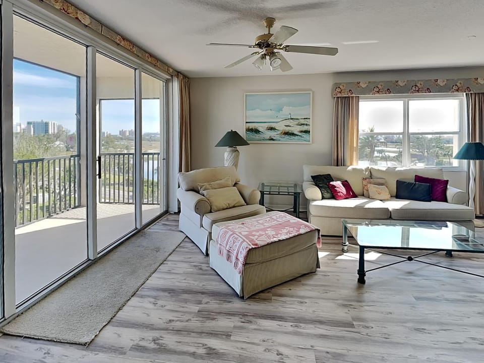 View (from property/room), Balcony/Terrace, Living room, Seating area, City view, furniture