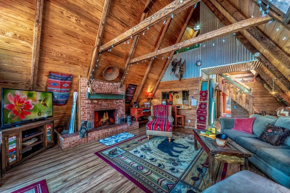 TV and multimedia, Living room, Seating area, fireplace, furniture