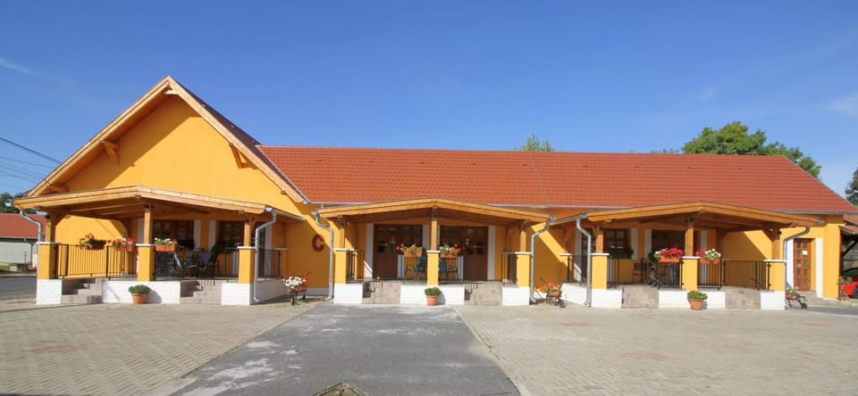 Radics Panzió Étterem és Pihenő Központ Bed and Breakfast in Hungary