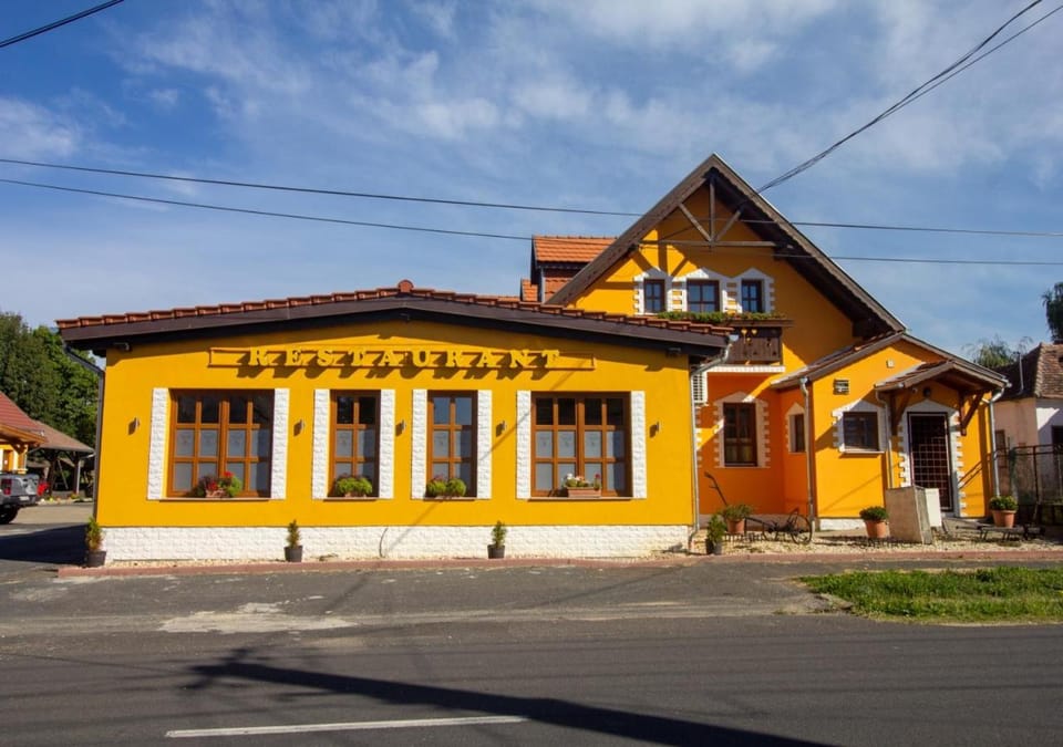 Radics Panzió Étterem és Pihenő Központ Bed and Breakfast in Hungary