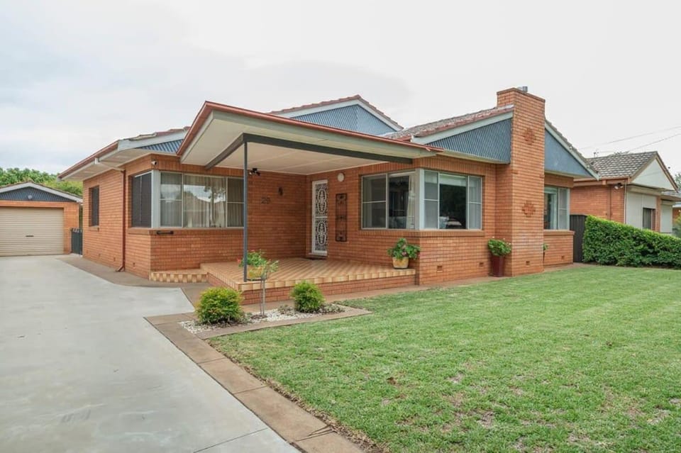 Roycox Cottage - Charming Escape, Fireplace House in Dubbo