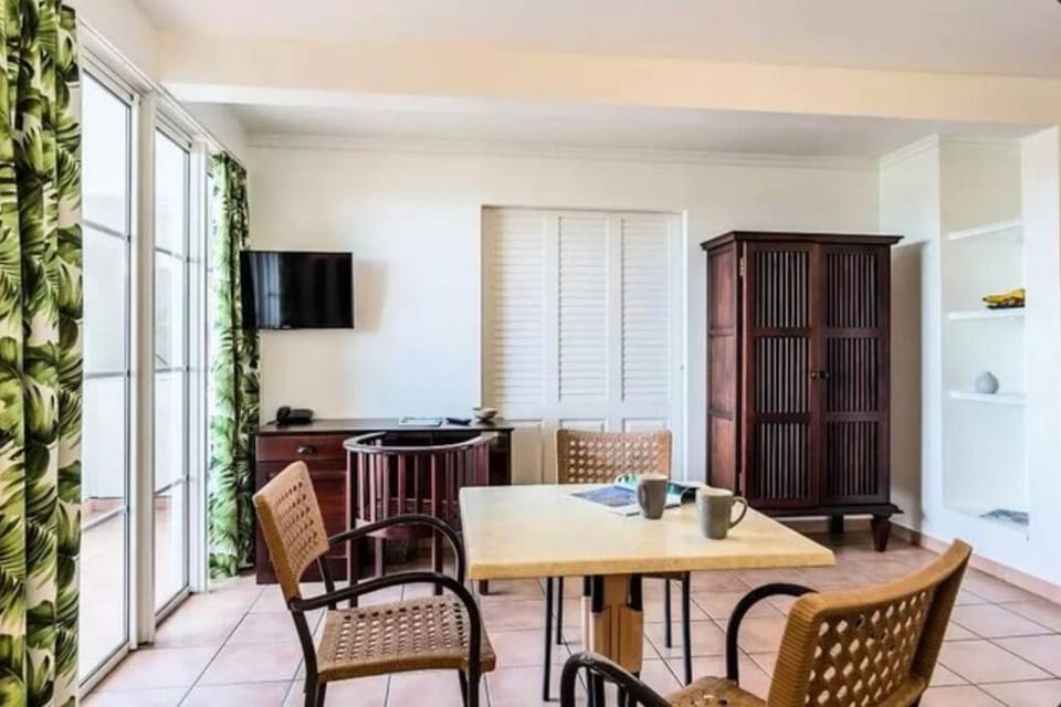 Communal lounge/ TV room, TV and multimedia, Living room, Dining area