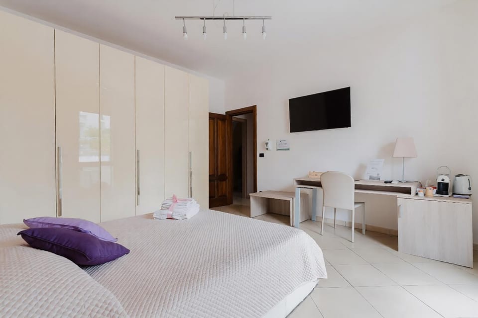 Bed, TV and multimedia, Photo of the whole room, Bedroom, minibar, towels
