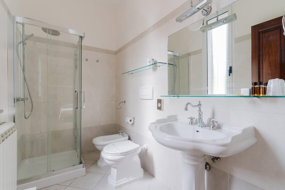 Shower, Toilet, Bathroom, bidet, towels
