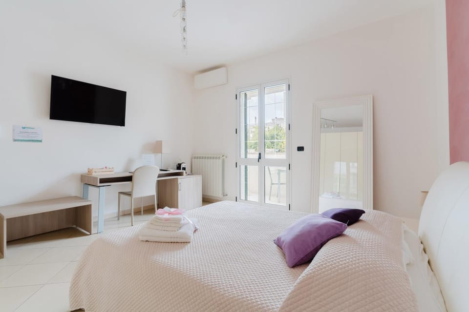 Bed, TV and multimedia, Coffee/tea facilities, Photo of the whole room, Bedroom, minibar, towels, air conditioner