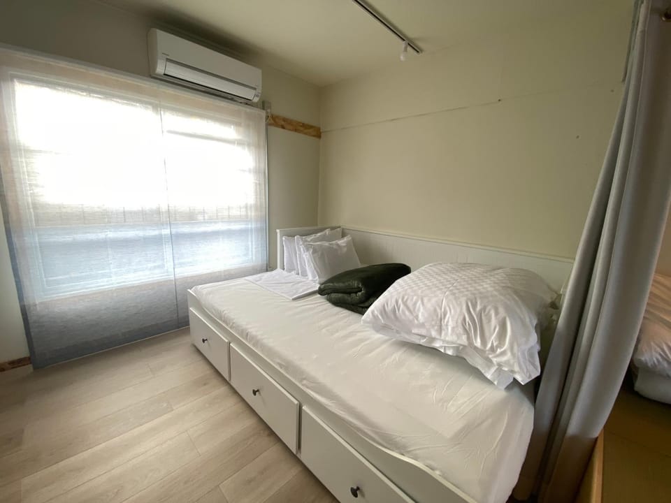 Bed, Photo of the whole room, Bedroom, air conditioner