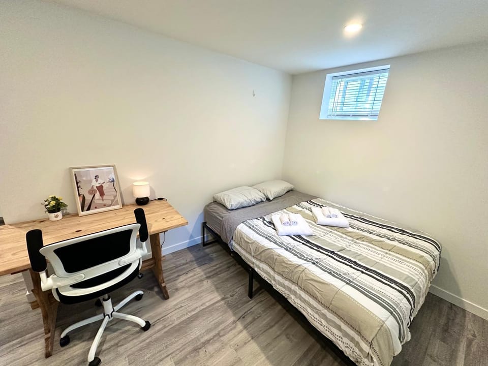 Modern Cozy Home W Free Parking- Close to Downtown & Beach Apartment in Vancouver Island