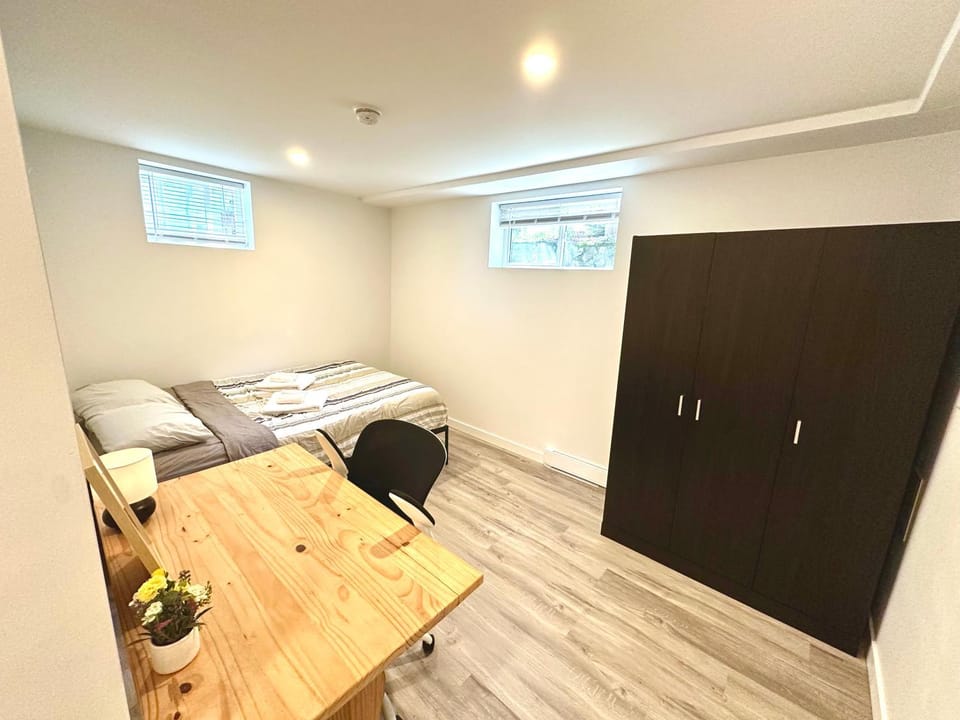 Modern Cozy Home W Free Parking- Close to Downtown & Beach Apartment in Vancouver Island