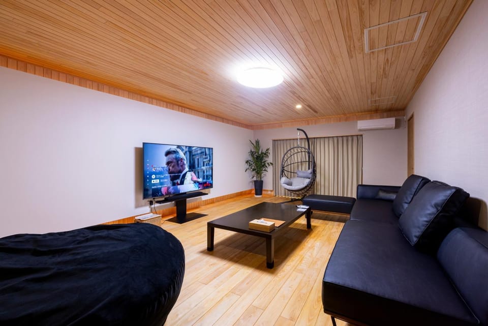 Communal lounge/ TV room, TV and multimedia, Living room, Seating area, Evening entertainment