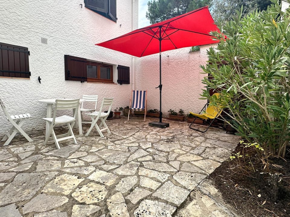 Villa Mitoyenne Cozy à La Palmyre avec WIFI et Parking - 4 Personnes - FR-1-705-53 House in Les Mathes