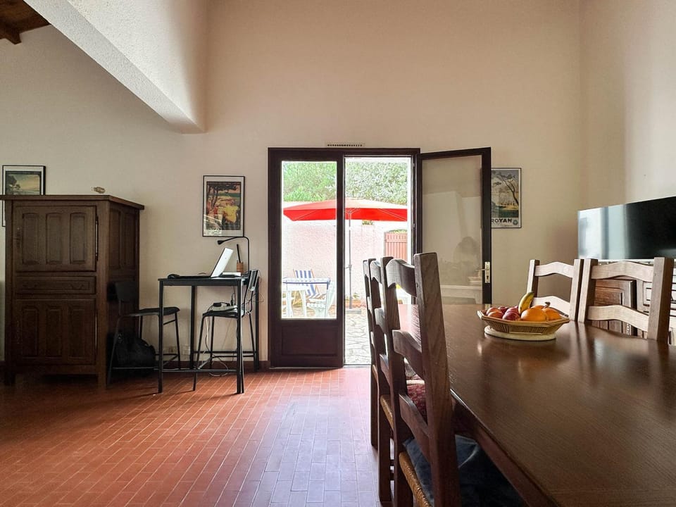 Villa Mitoyenne Cozy à La Palmyre avec WIFI et Parking - 4 Personnes - FR-1-705-53 House in Les Mathes