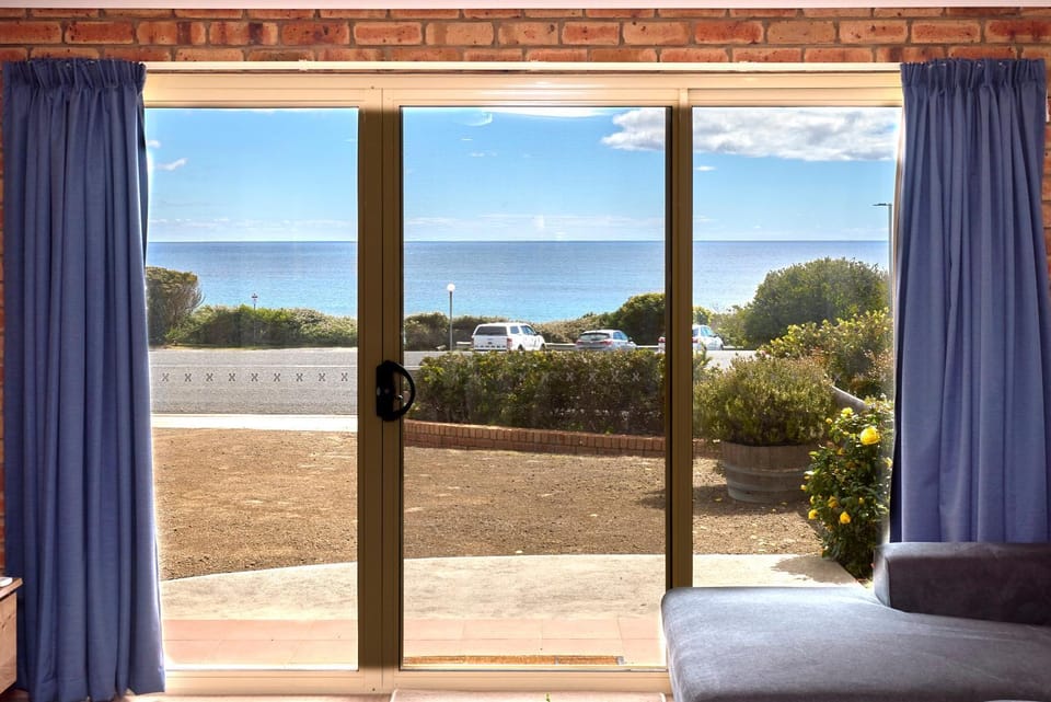 Facade/entrance, View (from property/room), Seating area, Garden view, Sea view