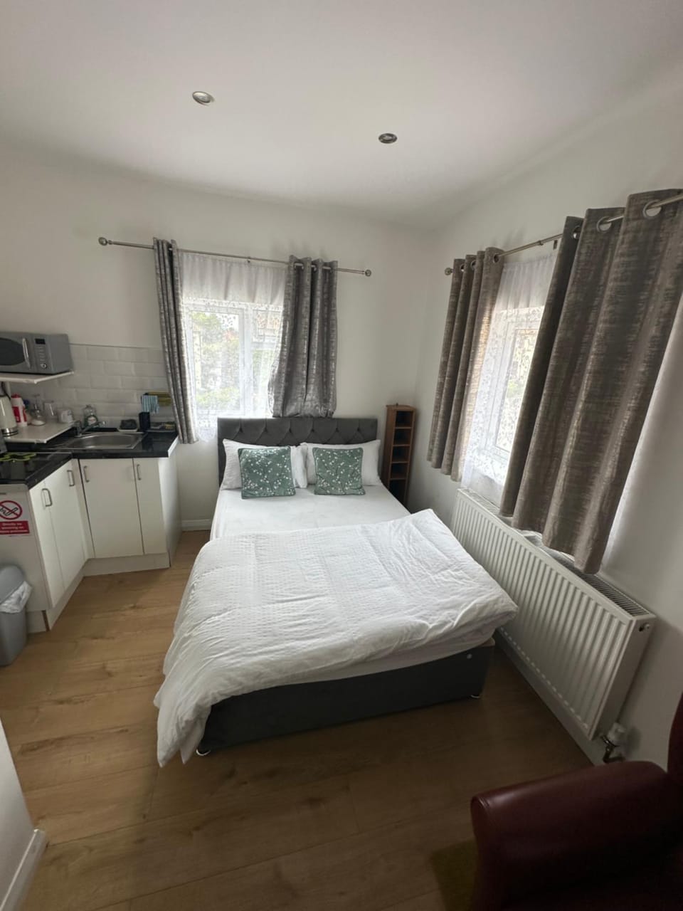 3rd Studio Flat With Private Toilet and Bathroom Setup For Family Enjoyment 134 Keedonwood Road Bromley Vacation rental in Bromley