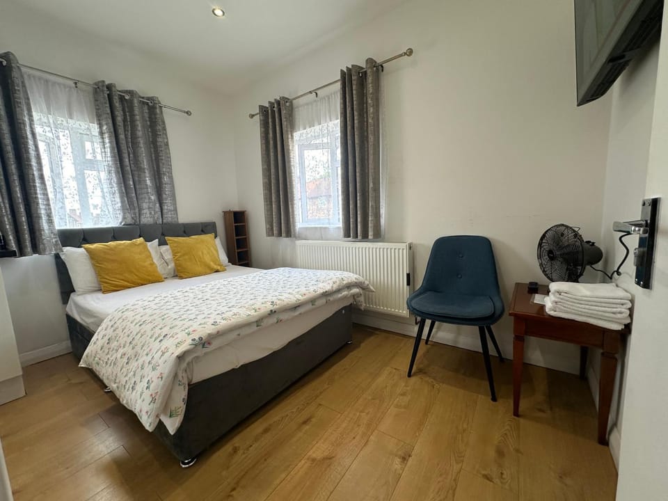 3rd Studio Flat With Private Toilet and Bathroom Setup For Family Enjoyment 134 Keedonwood Road Bromley Vacation rental in Bromley