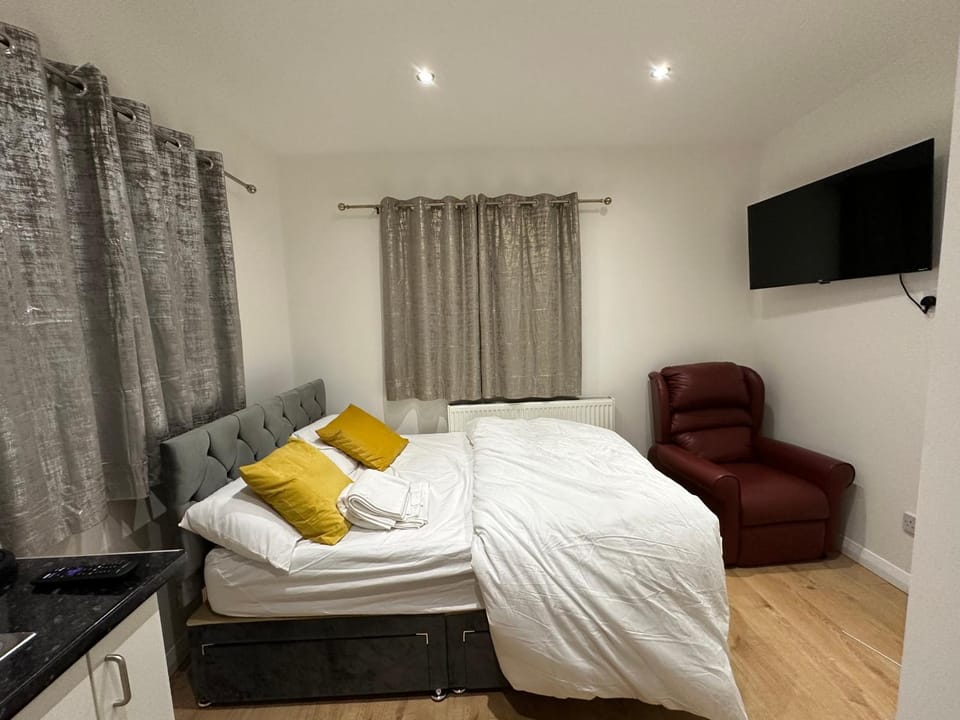 3rd Studio Flat With Private Toilet and Bathroom Setup For Family Enjoyment 134 Keedonwood Road Bromley Vacation rental in Bromley