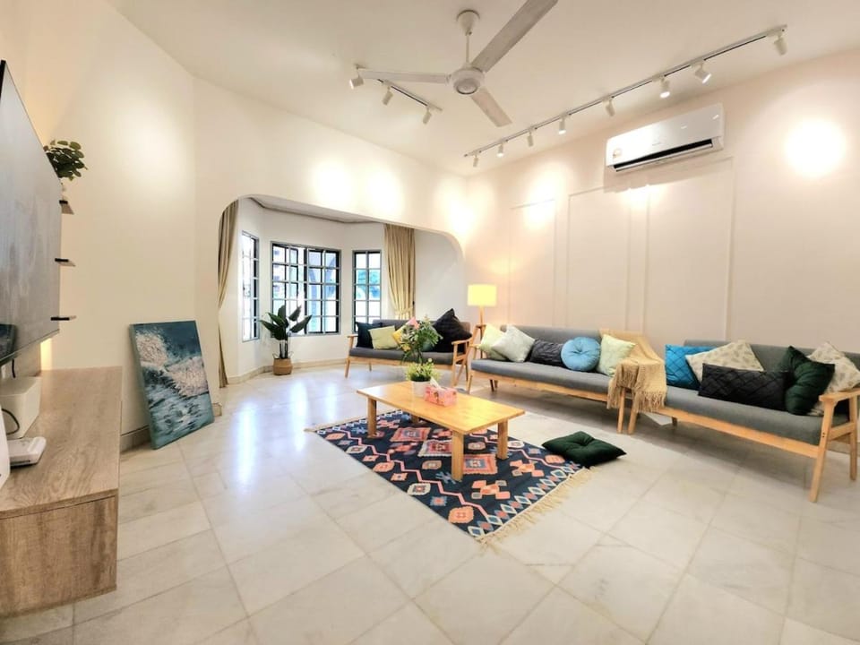 Amazing Petaling Jaya Corner Landed Home Paradigm Mall, 5 Bedroom for up to 18Pax, LDP, Kelana Jaya, Paradigm Mall House in Petaling Jaya
