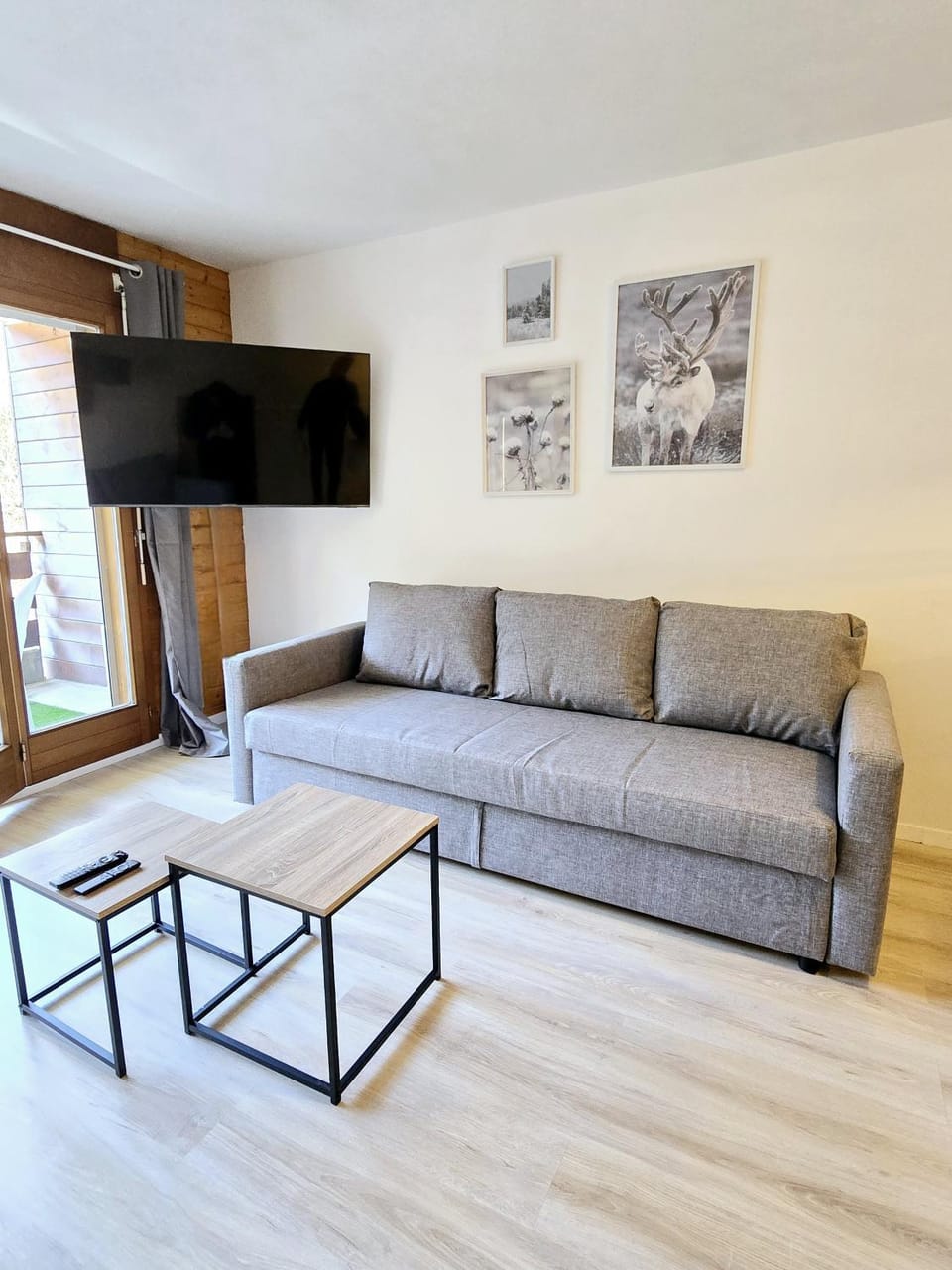 Communal lounge/ TV room, TV and multimedia, Living room, Seating area, Evening entertainment