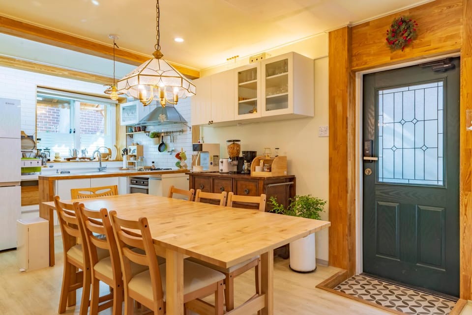 Kitchen or kitchenette, Dining area, minibar, stove