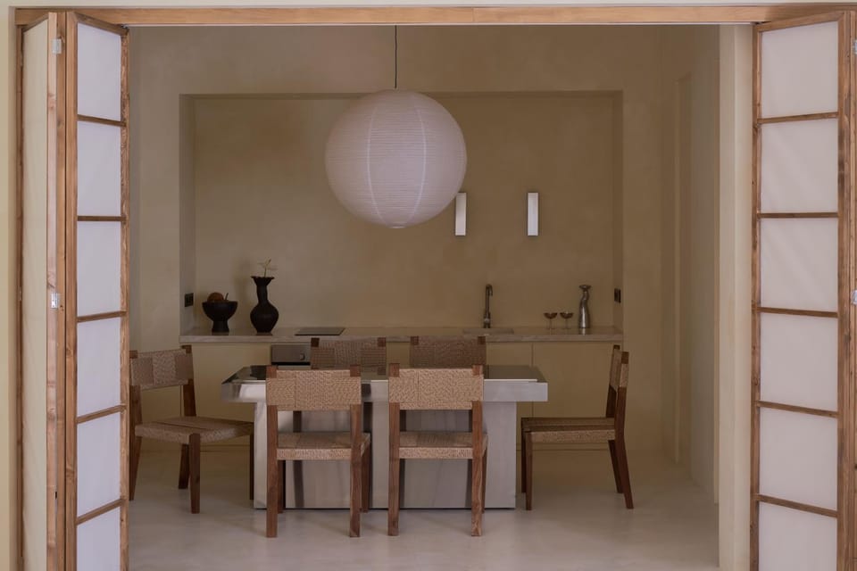 Kitchen or kitchenette, Dining area