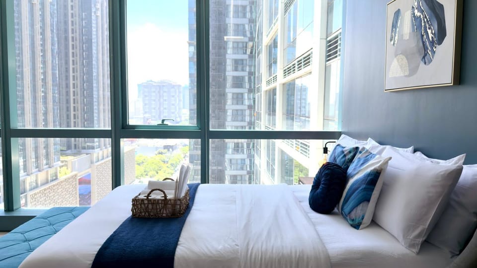 Bed, View (from property/room), Decorative detail, Bedroom, City view