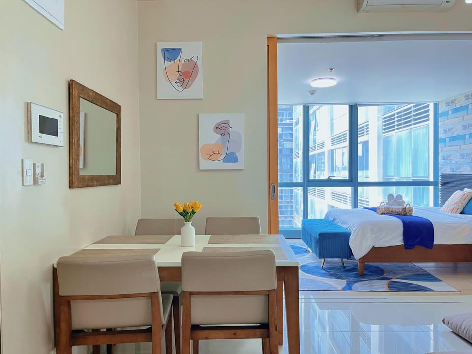 Bed, View (from property/room), Living room, Dining area, Bedroom, City view