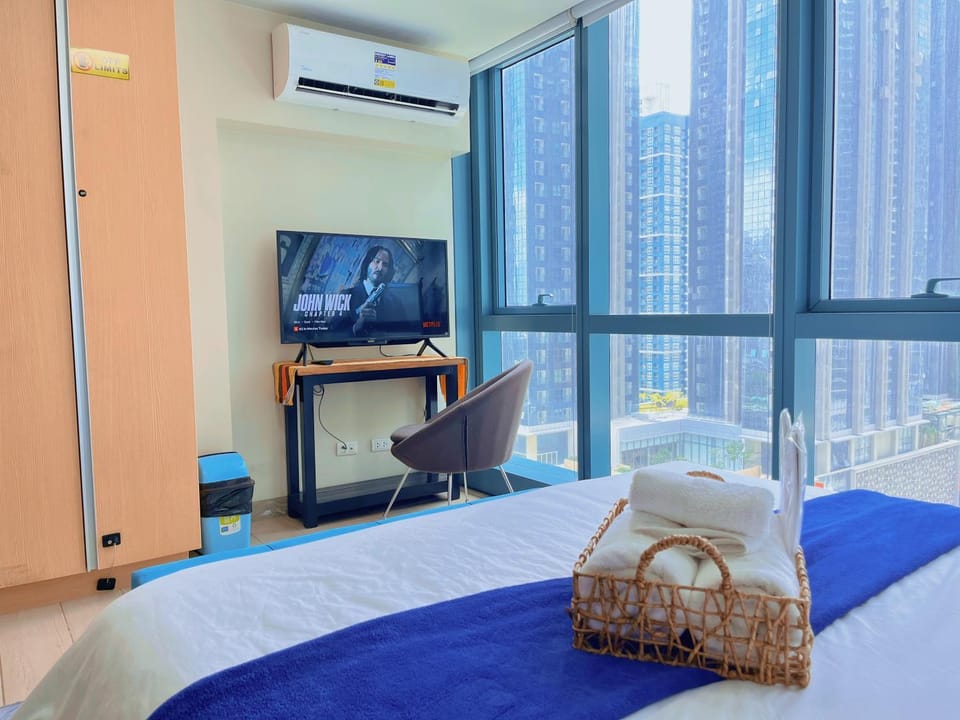 Bed, TV and multimedia, Bedroom, City view, towels, air conditioner