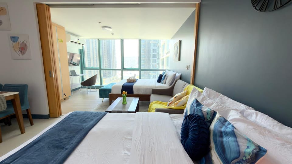 Bed, View (from property/room), Living room, Decorative detail, Seating area, Bedroom, City view