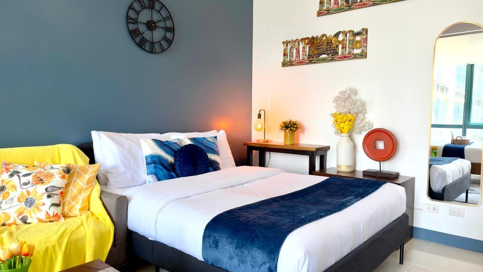 Bed, Living room, Decorative detail, Seating area, Bedroom