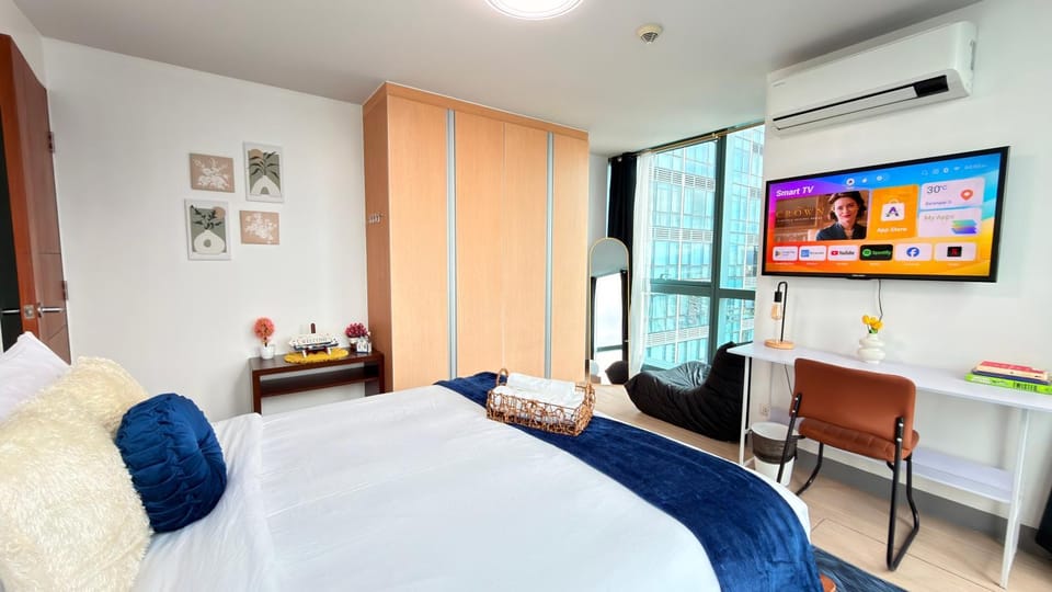 Bed, TV and multimedia, Photo of the whole room, Seating area, Bedroom, wardrobe, air conditioner