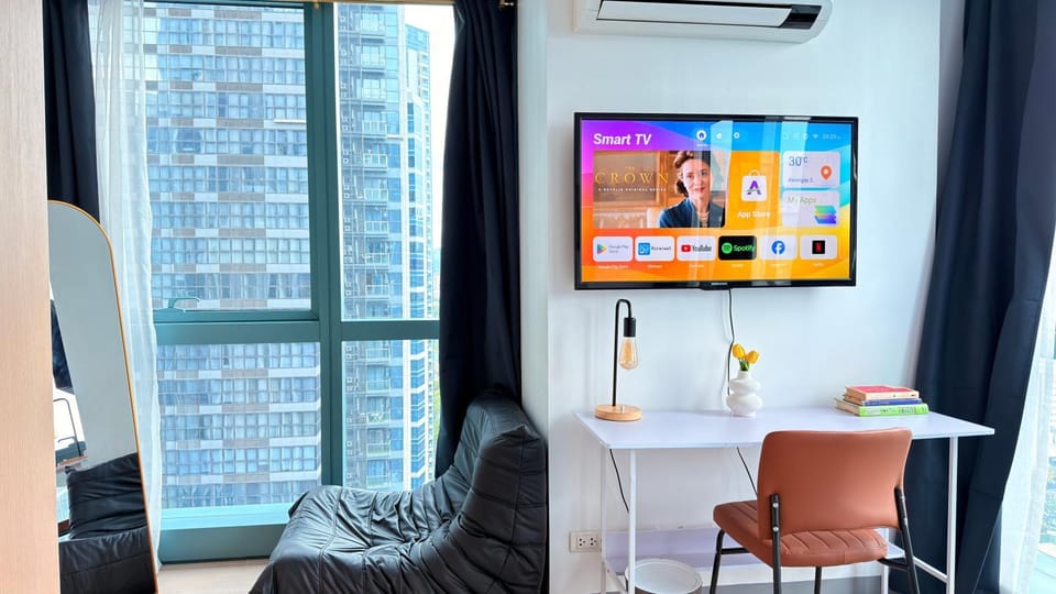 Bed, TV and multimedia, View (from property/room), Decorative detail, Seating area, Bedroom, City view, air conditioner