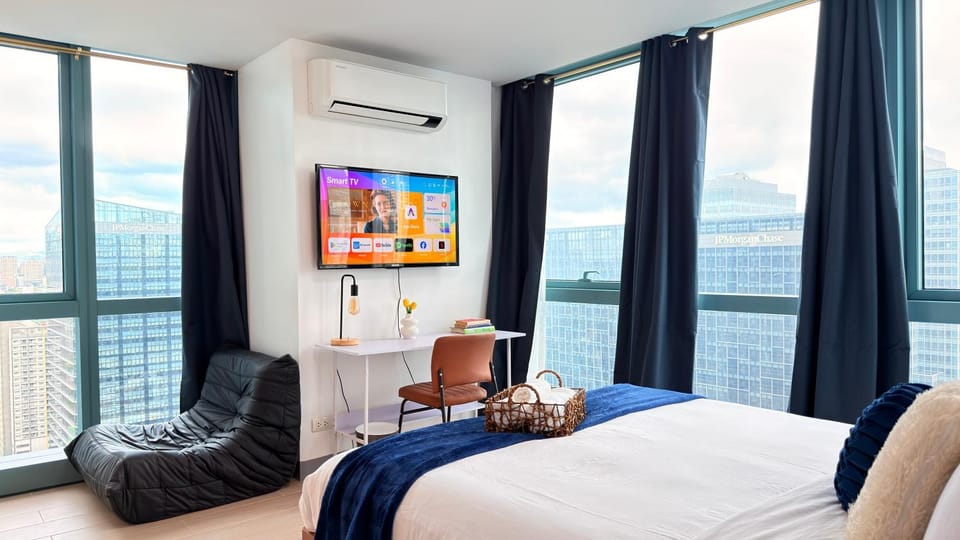 Bed, TV and multimedia, View (from property/room), Decorative detail, Seating area, Bedroom, City view, air conditioner