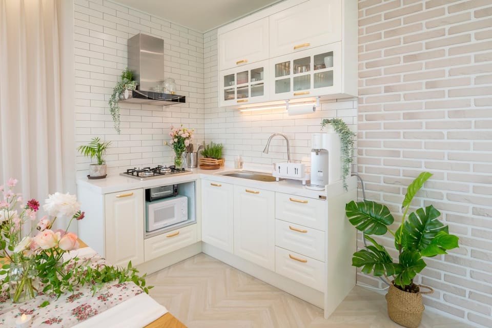 Kitchen or kitchenette, minibar, stove