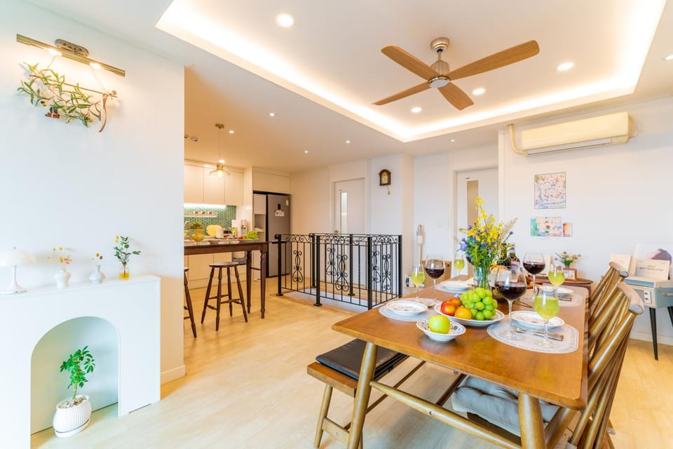 Kitchen or kitchenette, Living room, Food and drinks, Seating area, Dining area, internet, air conditioner