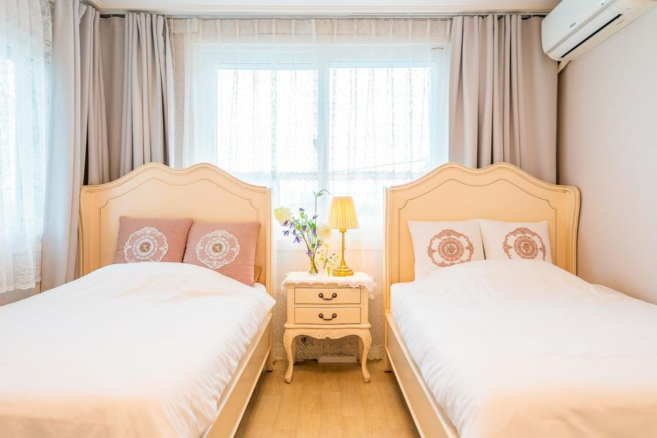 Bed, Photo of the whole room, Bedroom, air conditioner