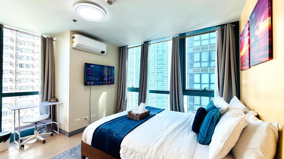 Bed, TV and multimedia, View (from property/room), Decorative detail, Bedroom, City view