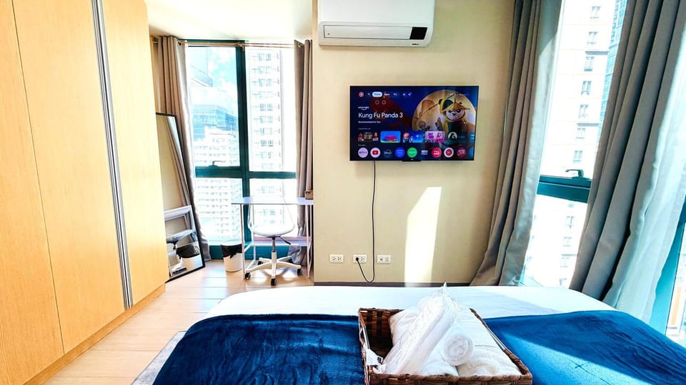 Bed, TV and multimedia, View (from property/room), Decorative detail, Bedroom, City view, towels