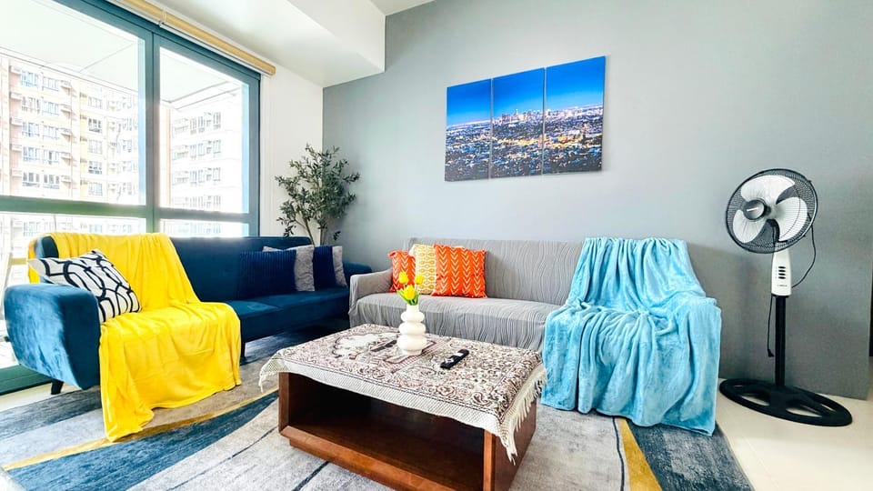 View (from property/room), Living room, Decorative detail, City view, furniture