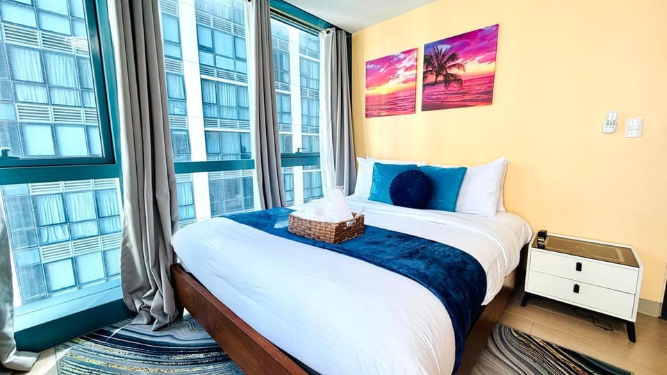 Bed, View (from property/room), Decorative detail, Bedroom, City view