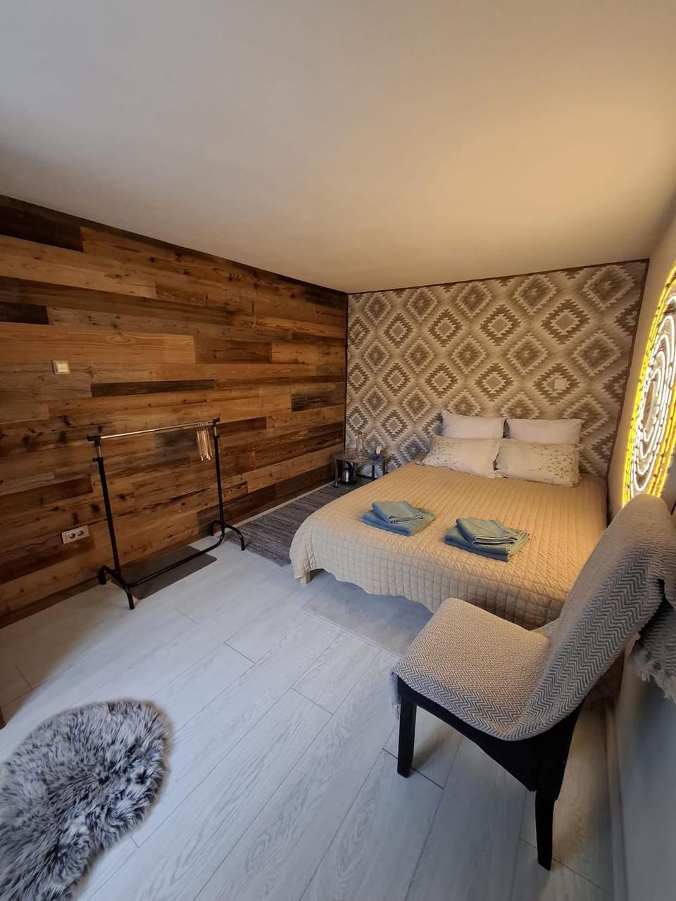 Bed, Coffee/tea facilities, Photo of the whole room, Seating area, Bedroom, furniture, internet, internet, internet, towels