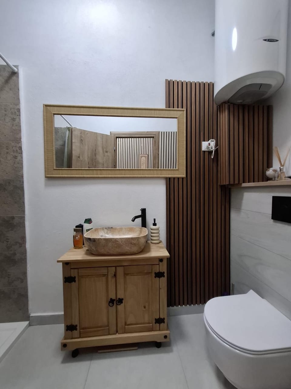 Shower, Toilet, Property building, Bathroom, Decorative detail, Decorative detail, furniture, furniture, heating, heating, soundproof
