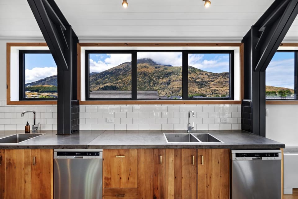 The Shotover Barn -Mountain View Retreat- 13 guests House in Queenstown
