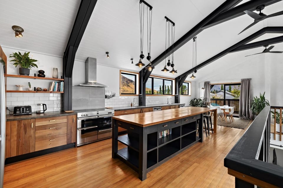 The Shotover Barn -Mountain View Retreat- 13 guests House in Queenstown