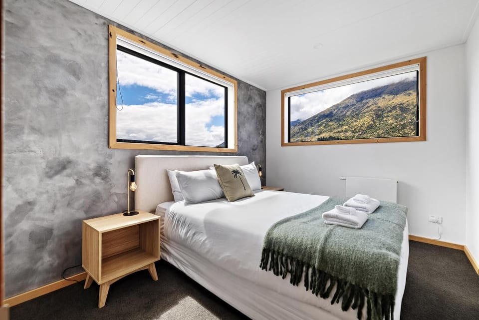 The Shotover Barn -Mountain View Retreat- 13 guests House in Queenstown