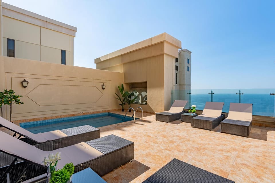 Balcony/Terrace, Pool view, Sea view, Swimming pool, sunbed