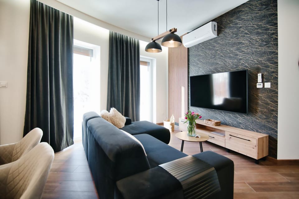TV and multimedia, Living room, Seating area, Evening entertainment